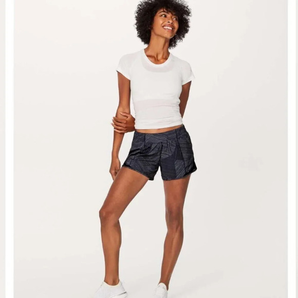 Lululemon Hotty Hot Short II 4" Etch Hail Midnight Navy Size 8 Tall - Picture 3 of 9